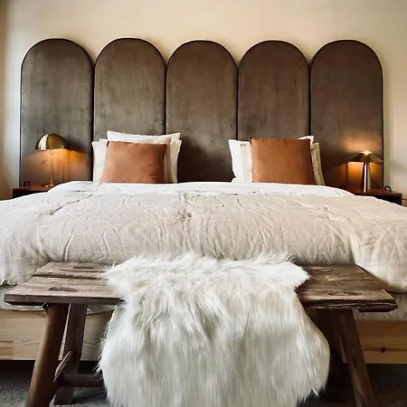 Hidden Retreats 1466 Edition