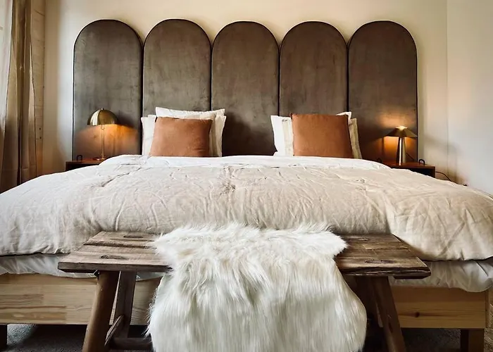 Hidden Retreats 1466 Edition